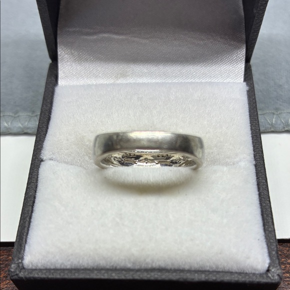 Elegant .925 Silver Ring/Band with Diamonds - Picture 4 of 8